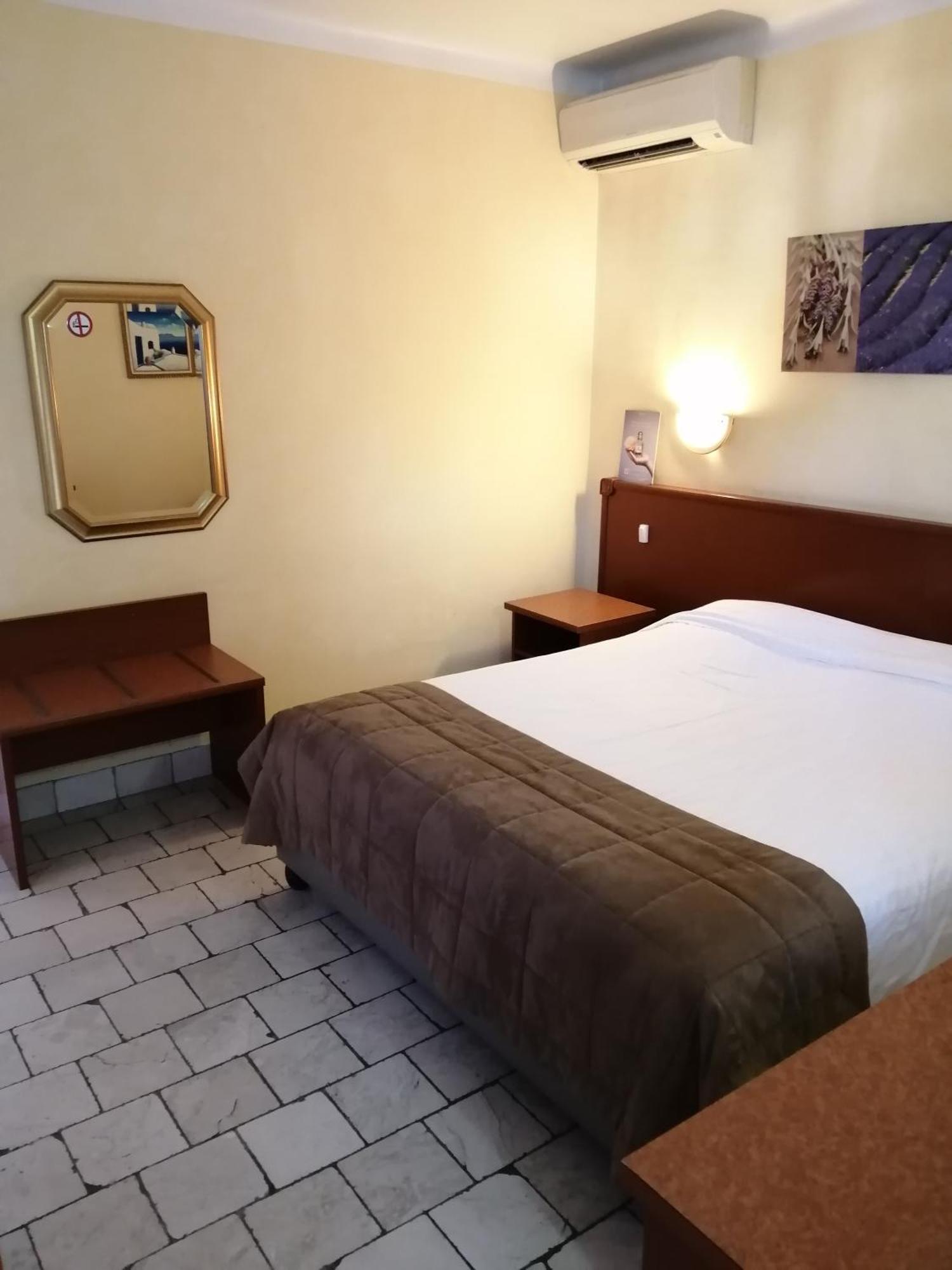 Auberge Les Aromes Грас Екстериор снимка