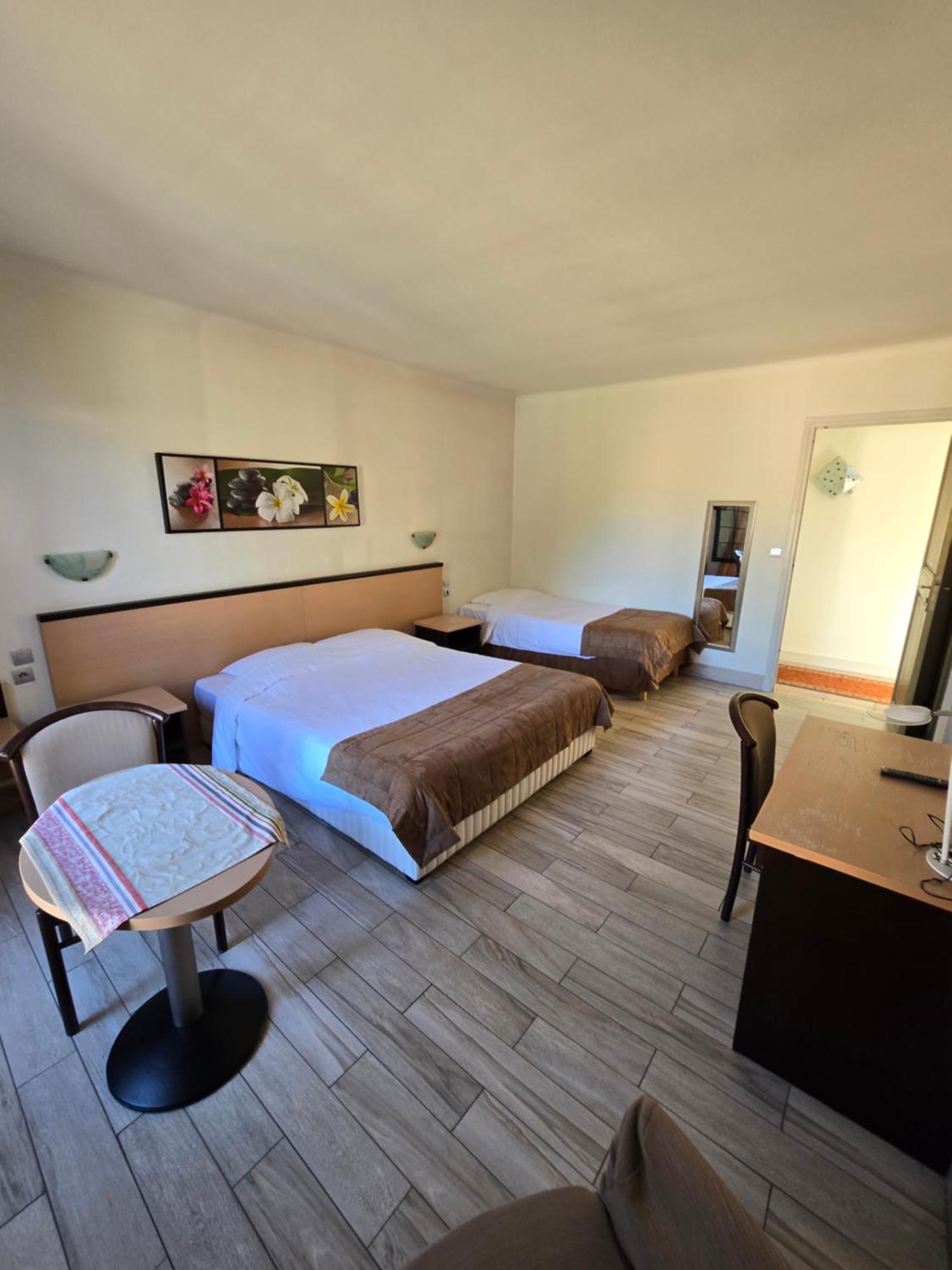 Auberge Les Aromes Грас Екстериор снимка